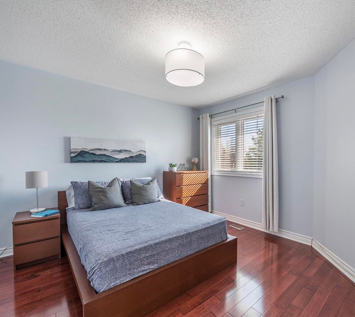 white ceiling light in bedroom, white light fixture in room